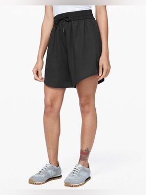 Lululemon Feeling Femme Short 5"
Black